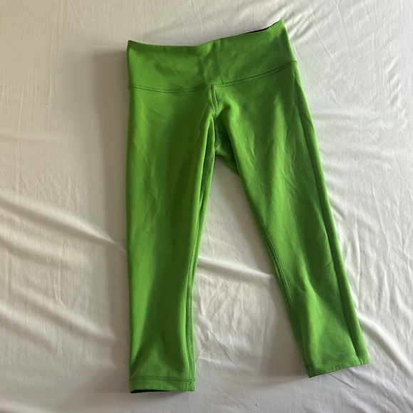 Lululemon wunder under REVERSIBLE cropped leggings, size 4 - Picture 3 of 4